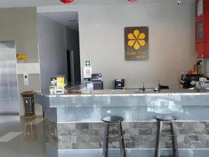 Kampong Nipah PanjangCukai View Hotel的餐厅的酒吧,带两个凳子