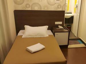 Kampong Nipah PanjangCukai View Hotel的小型客房内的一张床位。 更多143张照片