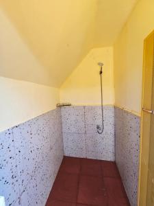 ein kleines Bad mit Dusche in einem Zimmer in der Unterkunft Top View kohrong in Phumĭ Kâoh Rŏng + 39 Fotos