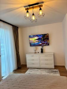 TV a/nebo společenská místnost v ubytování Cozy Home