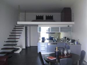 カップ・ダイユにあるLoft Studio Appartement Cap d'ailのキッチン、ダイニングルーム(テーブル、階段付)