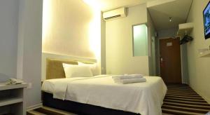 Ένα ή περισσότερα κρεβάτια σε δωμάτιο στο First Residence Hotel Kemaman