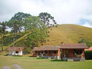 una piccola casa di fronte a una collina di Pousada Solar Das Águas, S/N a Visconde De Maua