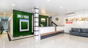 Χώρος καθιστικού στο OYO 718 Mr J Hotel Wakaf Che Yeh 1