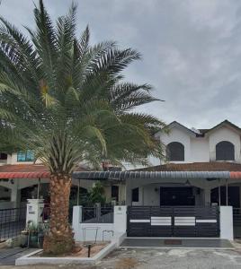 palma di fronte a un edificio con panchina di Comfy and Cosy Place for Muslims a Lumut