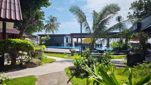 丽贝岛东塔莱利佩海滩度假酒店的有游泳池和棕榈树的度假村