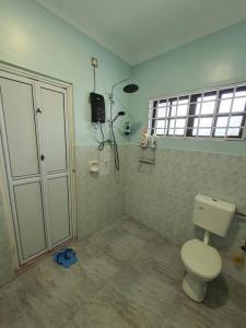 Ένα μπάνιο στο Comfy and Cosy Place for Muslims