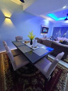 Μια τηλεόραση ή/και κέντρο ψυχαγωγίας στο Comfy and Cosy Place for Muslims