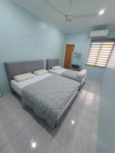 2 letti posti in una stanza con di Comfy and Cosy Place for Muslims a Lumut Altre 40 foto