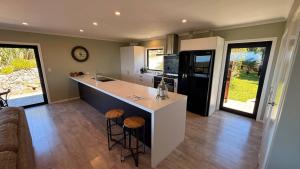Kuchyň nebo kuchyňský kout v ubytování Golden Bay Heights - Luxury Accommodation + 11 fotografií