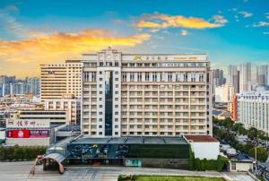 ein großes Gebäude mit Glasdach in einer Stadt in der Unterkunft Kunming Hotel in Kunming