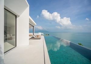 Piscina de la sau aproape de Cape Azure Resort Samui by Thalsea