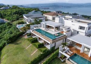 una vista aerea di una casa con piscina di Cape Azure Resort Samui by Thalsea a Plai Laem