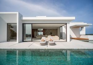 Piscina de la sau aproape de Cape Azure Resort Samui by Thalsea