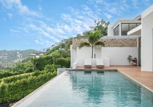 un'immagine di una piscina in una casa di Cape Azure Resort Samui by Thalsea a Plai Laem