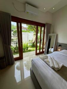 Un dormitorio con una cama y una ventana grande. en Villa with private pool, en Panji