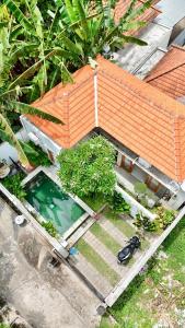 Una vista aérea de una casa con piscina. en Villa with private pool, en Panji 27 fotos más