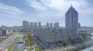 widok miasta z lotu ptaka z wysokimi budynkami w obiekcie Echarm Hotel Taizhou International Convention and Exhibition Center w mieście Ma-pu-ch'iao