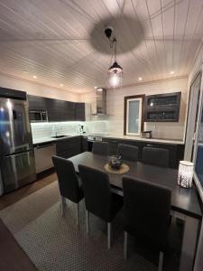 Η κουζίνα ή μικρή κουζίνα στο Rantatähti Villa