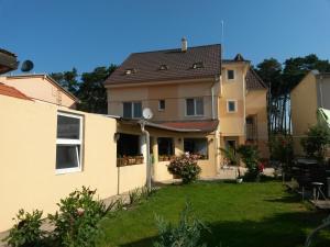 Blick auf ein Haus mit Garten in der Unterkunft Villa Jakubov in Malacky