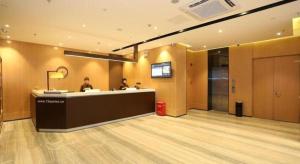 um lobby de hotel com balcão de recepção em IU Hotel Changsha Yuanjialing Metro Station 2nd Hospital of Xiangya em Changsha