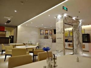 Μια τηλεόραση ή/και κέντρο ψυχαγωγίας στο Jinjiang Inn Wuhan Wujiashan Development District Branch