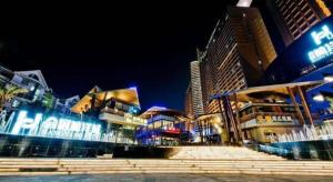 una rampa di scale in una città di notte di Ueasy Hotel The Mixc a Nanning