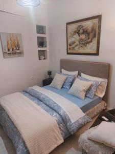 En eller flere senge i et værelse på Central glow apartment