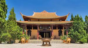 阿普春安ADALY Hotel的一座前面有雕像的大楼