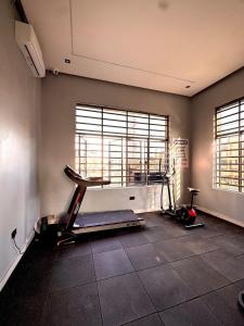 Fitness centrum a/nebo fitness zařízení v ubytování Cozy Apartment in Lekki + 17 fotografií