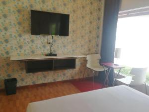 TV a/nebo společenská místnost v ubytování The Ring Khokmao Hotel