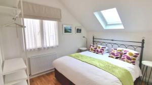 En eller flere senge i et værelse på Blue Hills Luxury Apartment, Bay Front with Parking