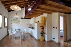 een keuken en eetkamer met een tafel en stoelen bij Gustet 5 - Prosecco Hills Holidays in Miane