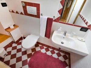 een badkamer met een wit toilet en een wastafel bij Gustet 5 - Prosecco Hills Holidays in Miane +9 foto's