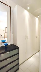 een kleedkamer met een spiegel en een dressoir bij Cà Daa Richetina in San Terenzo