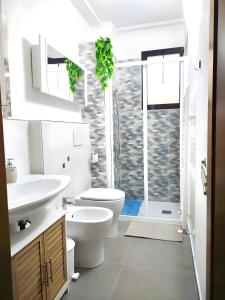 een badkamer met een toilet, een wastafel en een douche bij Cà Daa Richetina in San Terenzo