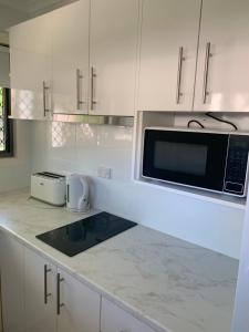 Η κουζίνα ή μικρή κουζίνα στο Villa 36 Retreat Hervey Bay +14 φωτογραφίες