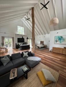 een woonkamer met een bank en een tafel bij The Red Hill Barn in Main Ridge