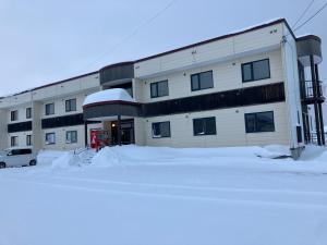 TōbetsuTrainLineField的前面有雪的大建筑