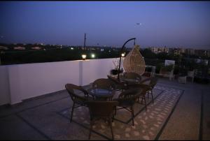 Μπαλκόνι ή βεράντα στο Hotel Breezy Heights Near IGI Delhi Airport by JIP