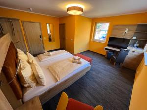 a hotel room with two beds and a piano at Heidekönig Hotel Celle in Celle