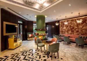 una hall di un hotel con una colonna verde di ITC Maurya, a Luxury Collection Hotel, New Delhi a Nuova Delhi
