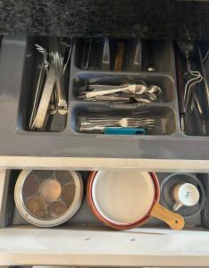 The Vintage Luxury Serviced Apartment في بيون: درج مليء بالأواني والأواني الأخرى +5 صور