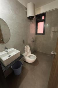 The Vintage Luxury Serviced Apartment في بيون: حمام مع حوض ومرحاض ومرآة