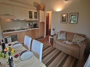 Kuchyň nebo kuchyňský kout v ubytování Modern holiday home in Foligno - Loc with pool