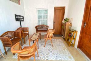 Un televizor și/sau centru de divertisment la Capital O 94840 Unihomestay Malioboro Syariah +12 fotografii