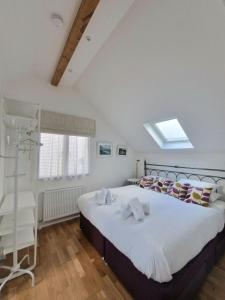 En eller flere senge i et værelse på Blue Hills Luxury Apartment, Bay Front with Parking