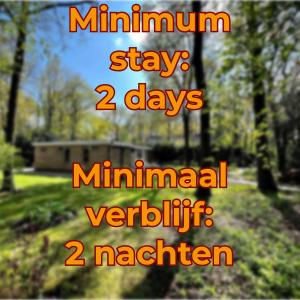 Un cartel con las palabras días mínimos de estancia en Veel eigen en omheinde grond in dit luxe huisje!, en Wateren