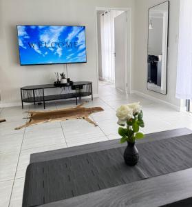 een woonkamer met een televisie aan de muur bij Zuri Marula Luxe in Midrand