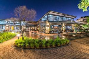 een groot gebouw met een binnenplaats ervoor bij Zuri Marula Luxe in Midrand